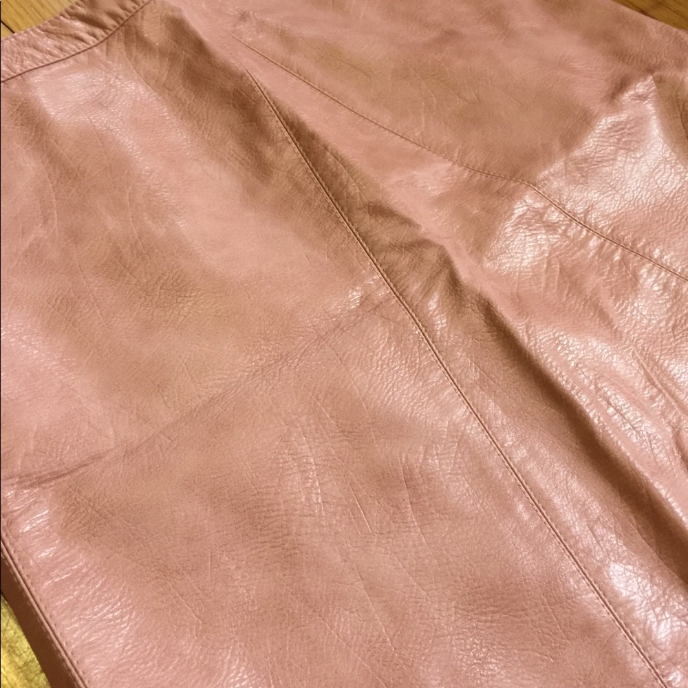 NWOT Pale pink faux leather skirt. - Picture 4 of 6